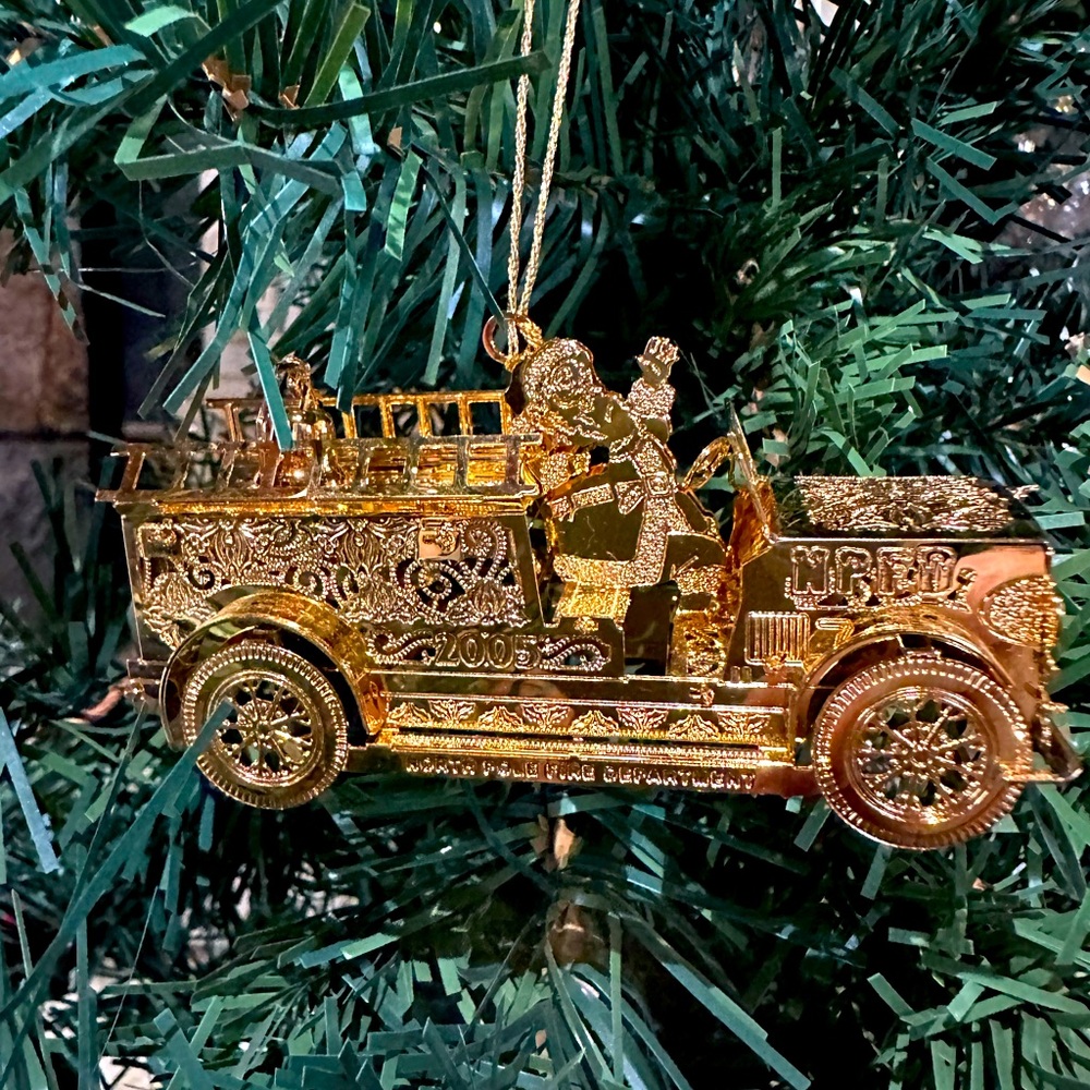 2005 Danbury Mint Gold Christmas ornament “Santa’s Fire Engine”